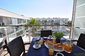 Outdoor dining - Charming Apartment in Roses, Costa Brava! 1500 m from the Beach, Swimming Pool, Free Wi-Fi. Book now! (Roses)