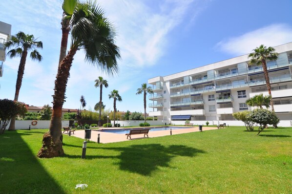 Pool - Charming Apartment in Roses, Costa Brava! 1500 m from the Beach, Swimming Pool, Free Wi-Fi. Book now! (Roses)