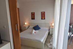 2 chambres, fer et planche à repasser