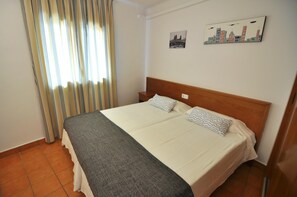 2 bedrooms, iron/ironing board - Vacation rental in Roses, Costa Brava: Cozy apartment 50 meters from the beach, capacity for 6 people, with terrace. (Rosas / Roses)
