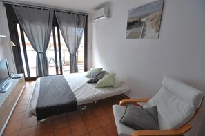 2 bedrooms, iron/ironing board