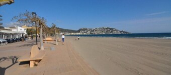 ¡Estudio Acogedor en Primera Línea de Playa en Roses, Costa Brava! Capacidad para 2, Terraza, Aire Acondicionado. ¡Reserva Ahora!
