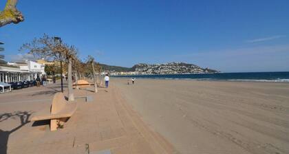 Studio confortable sur la plage de Roses, Costa Brava ! 2 couchages, Terrasse, Climatisation. Reserve maintenant!