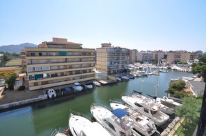 Marina - Charming apartment in Roses, Costa Brava, 1500 meters from the beach. Capacity for 4 people, with all the comforts and views of the marina. (Roses)