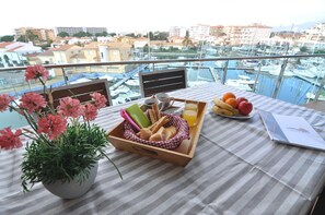 Outdoor dining - Charming apartment in Roses, Costa Brava, 1500 meters from the beach. Capacity for 4 people, with all the comforts and views of the marina. (Roses)