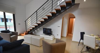 Vacation rental in Roses, Costa Brava: Spacious apartment 200m from the beach, ideal for families and groups of up to 6 people.