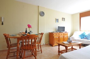 Interior - Vacation rental in Roses, Costa Brava: Cozy apartment 400 meters from the beach, capacity for 4 people, with terrace and amenities. (Rosas / Roses)