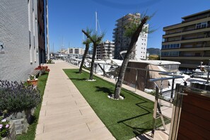 Property grounds - Apartment in Roses, Costa Brava! Ideal for 5 people, Harbor Views, Pool, WiFi. Reserve now! (Roses)