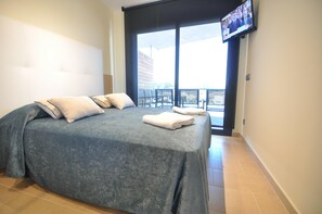 2 bedrooms, iron/ironing board, free Internet