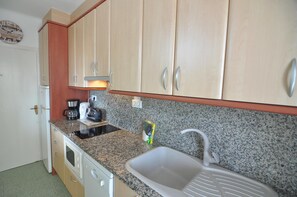 Refrigerador, microondas, lavavajillas y cafetera y tetera 