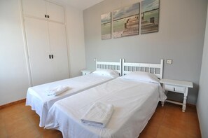 2 slaapkamers, een strijkplank/strijkijzer