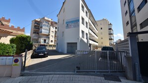 Un edificio de varios pisos con un cartel que anuncia apartamentos.