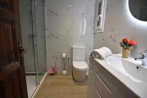Bathroom - Temporary rental - Apartment in Roses, Costa Brava, 400m from the beach! Sleeps 6, terrace, community pool. Book now for your seaside vacation! (Roses)