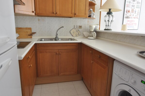 Fridge, microwave, oven, coffee/tea maker