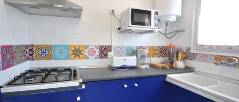 Kühlschrank, Mikrowelle, Wasserkocher mit Kaffee-/Teezubehör, Toaster