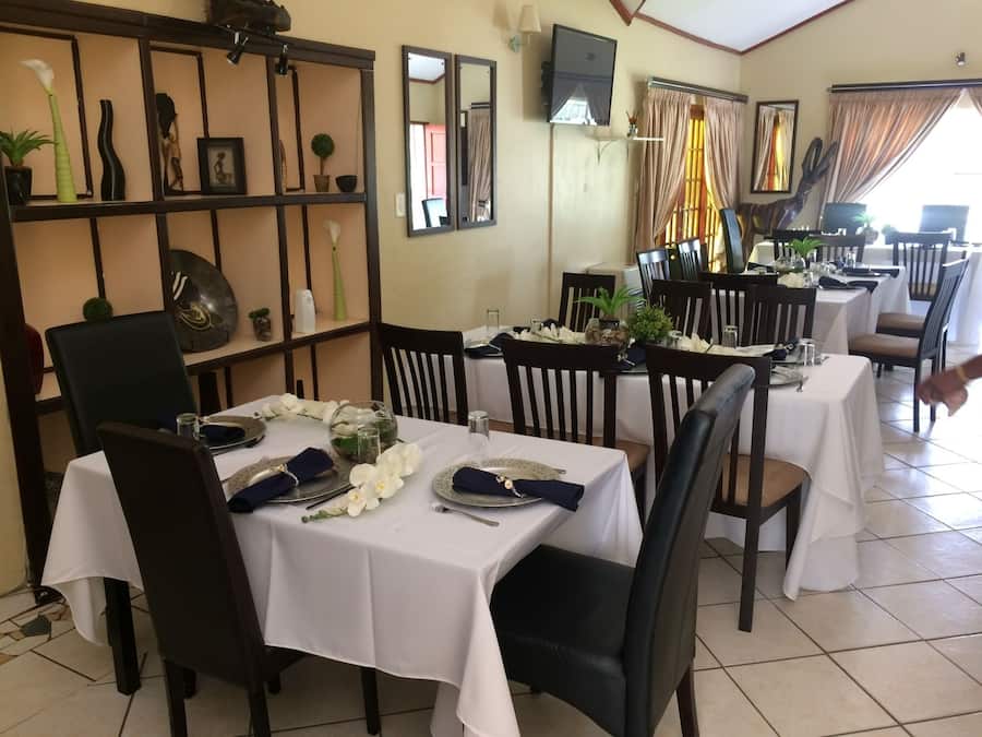 Se sirven desayunos, almuerzos y cenas; cocina local e internacional