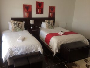 In-room safe, desk, iron/ironing board, rollaway beds - McBest Guest House (Ermelo)