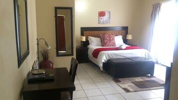 ห้องแฟมิลี่, 2 ห้องนอน | ตู้นิรภัยในห้องพัก, โต๊ะทำงาน, เตารีด/โต๊ะรีดผ้า, เตียงเสริม/เปล