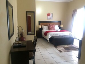 Habitación familiar, 2 habitaciones | Caja de seguridad en la habitación y escritorio 