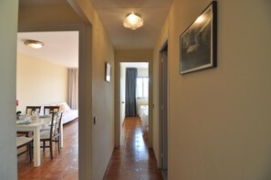 2 chambres, fer et planche à repasser