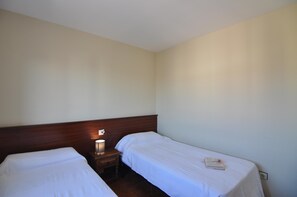 2 chambres, fer et planche à repasser