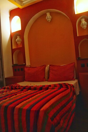 ألحفة محشوة بالريش وستائر تعتيم ومكواة/لوح كي وأسرّة أطفال/رضّع (مجانًا)