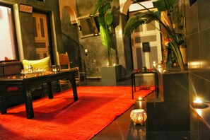 المنشأة من الداخل