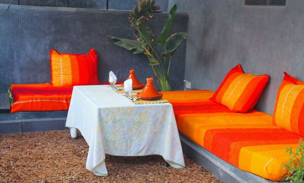 حيث تُقدم وجبات الإفطار، الغداء، العشاء، الاطباق المغربية