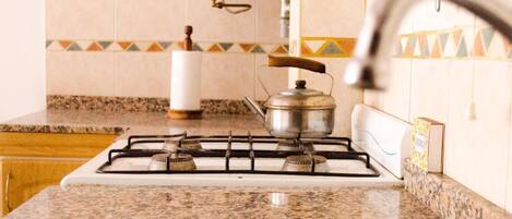 Réfrigérateur, micro-ondes, plaque de cuisson, cafetière/bouilloire