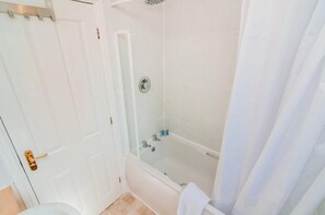 Combined shower/bathtub, free toiletries, hair dryer, towels - Harris House (Doncaster)