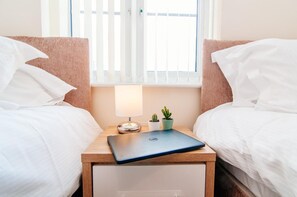 3 makuuhuonetta, ylelliset vuodevaatteet, silitysrauta/-lauta