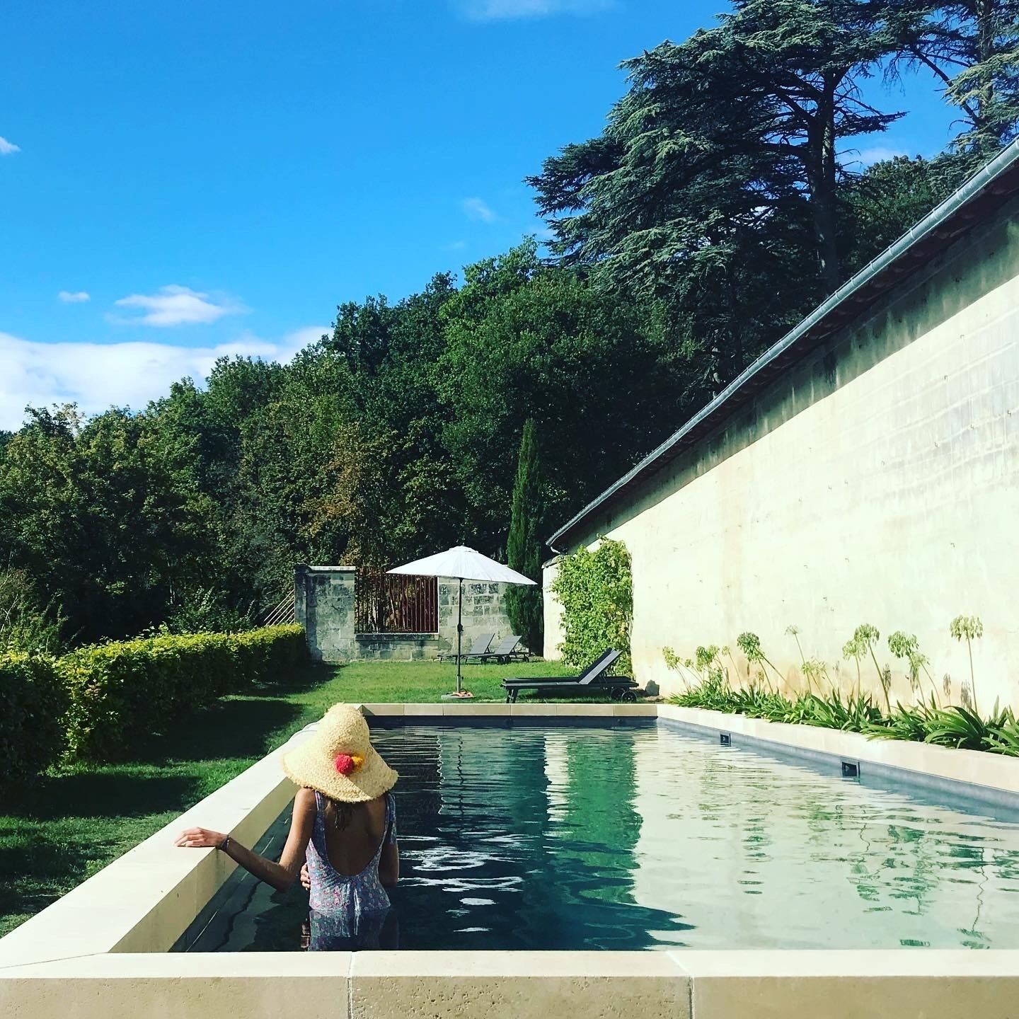 室外游泳池和溫水游泳池，提供日光浴躺椅