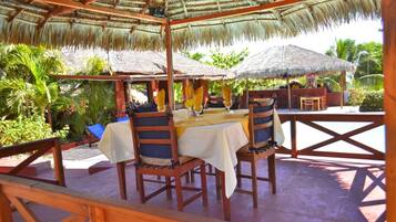 ์์นจ ์์ฌ, ์ ์ฌ ์์ฌ, ์ ๋
์์ฌ ์ ๊ณต, ์ธ๊ณ ์๋ฆฌ