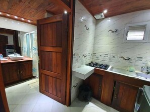 Family Bungalow | Bathroom | Shower, rainfall showerhead, free toiletries, hair dryer - Edena Kely (Mahajanga)