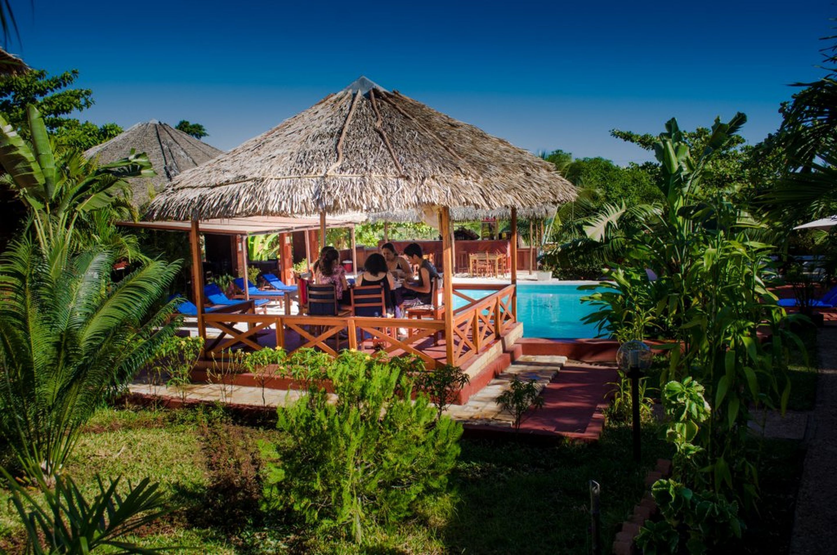 Una piscina al aire libre, tumbonas