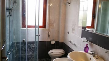 Kamar Double Deluks | Kamar mandi | Shower, perlengkapan mandi gratis, pengering rambut, dan kloset