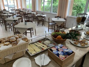 Free daily buffet breakfast  - Hotel Levante (Riccione)