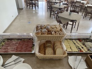 Free daily buffet breakfast  - Hotel Levante (Riccione)