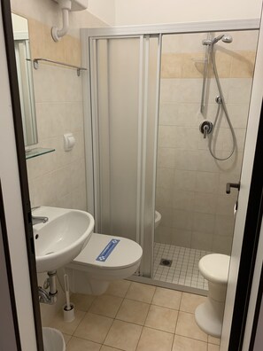 Dutxa, assecador de cabells, bidet i tovalloles 