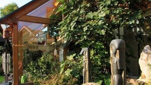 A garden with rocks, plants, and sculptures. - Landhaus Lichthof (Lohmar)