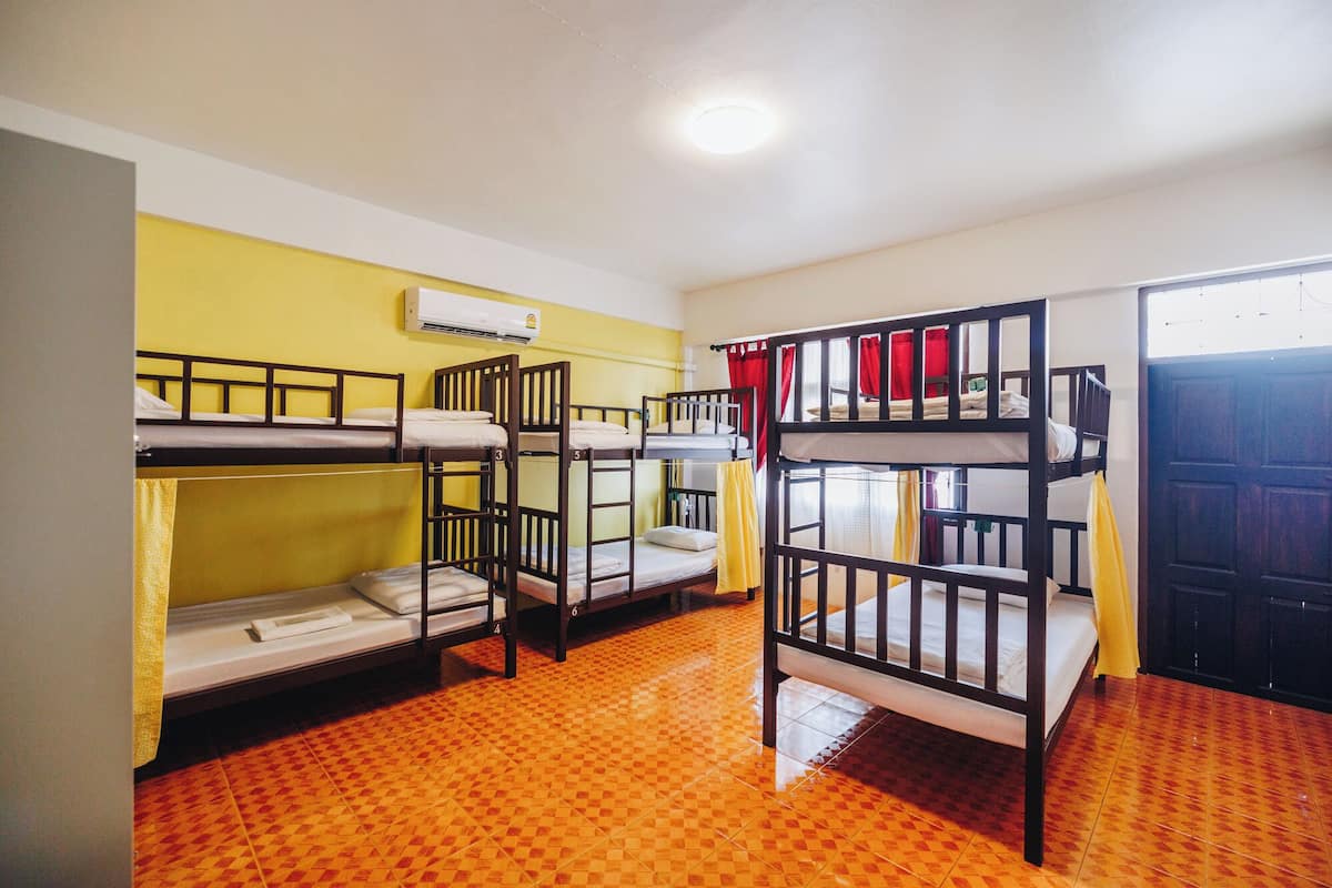Family Room with Shared Bathroom | Free WiFi, bed sheets