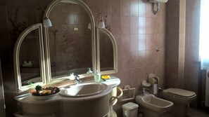 Classic Double Room, Ensuite | Bathroom