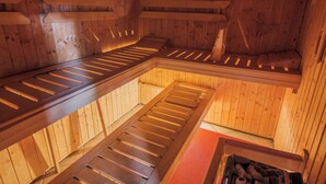 Una sauna con bancos de madera y bancos con espacios abiertos para ventilación.