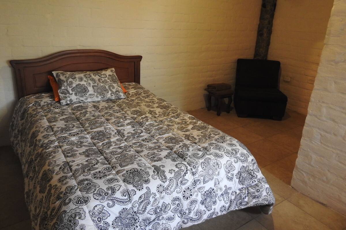 Phòng đôi, 1 giường cỡ queen | Bàn, truy cập Internet không dây miễn phí, bộ trải giường