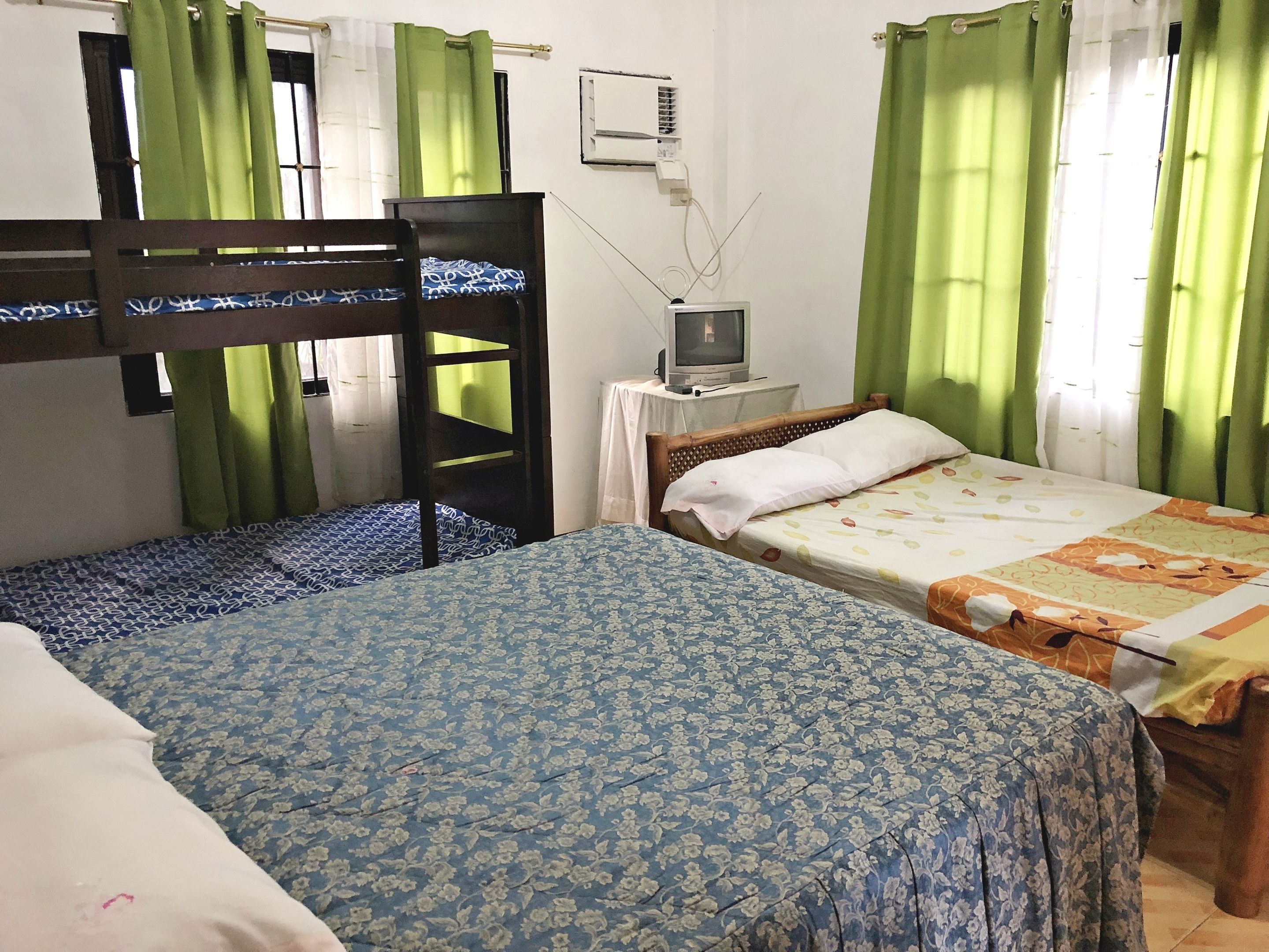 Room for 6 | Desk, iron/ironing board, free cribs/infant beds