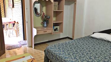 Habitación (for 6) | Escritorio, tabla de planchar con plancha, cunas gratuitas