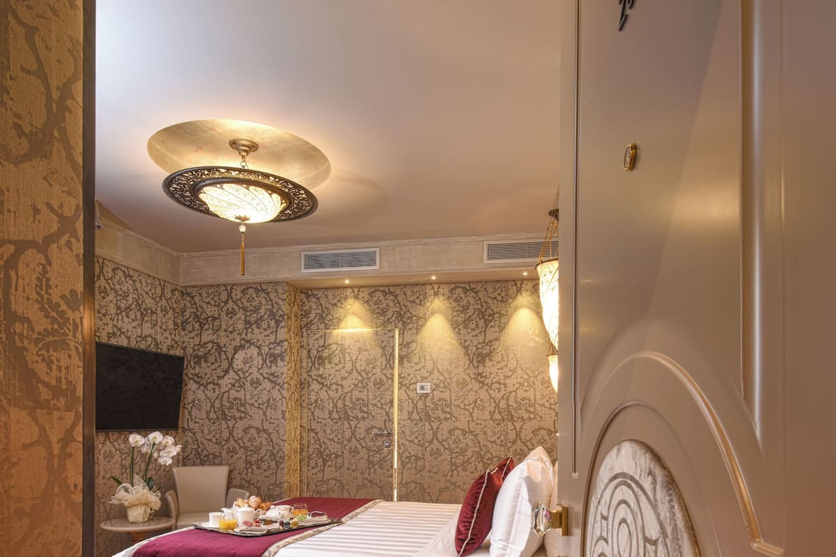 1 phòng ngủ, bộ trải giường bằng vải Frette của Ý