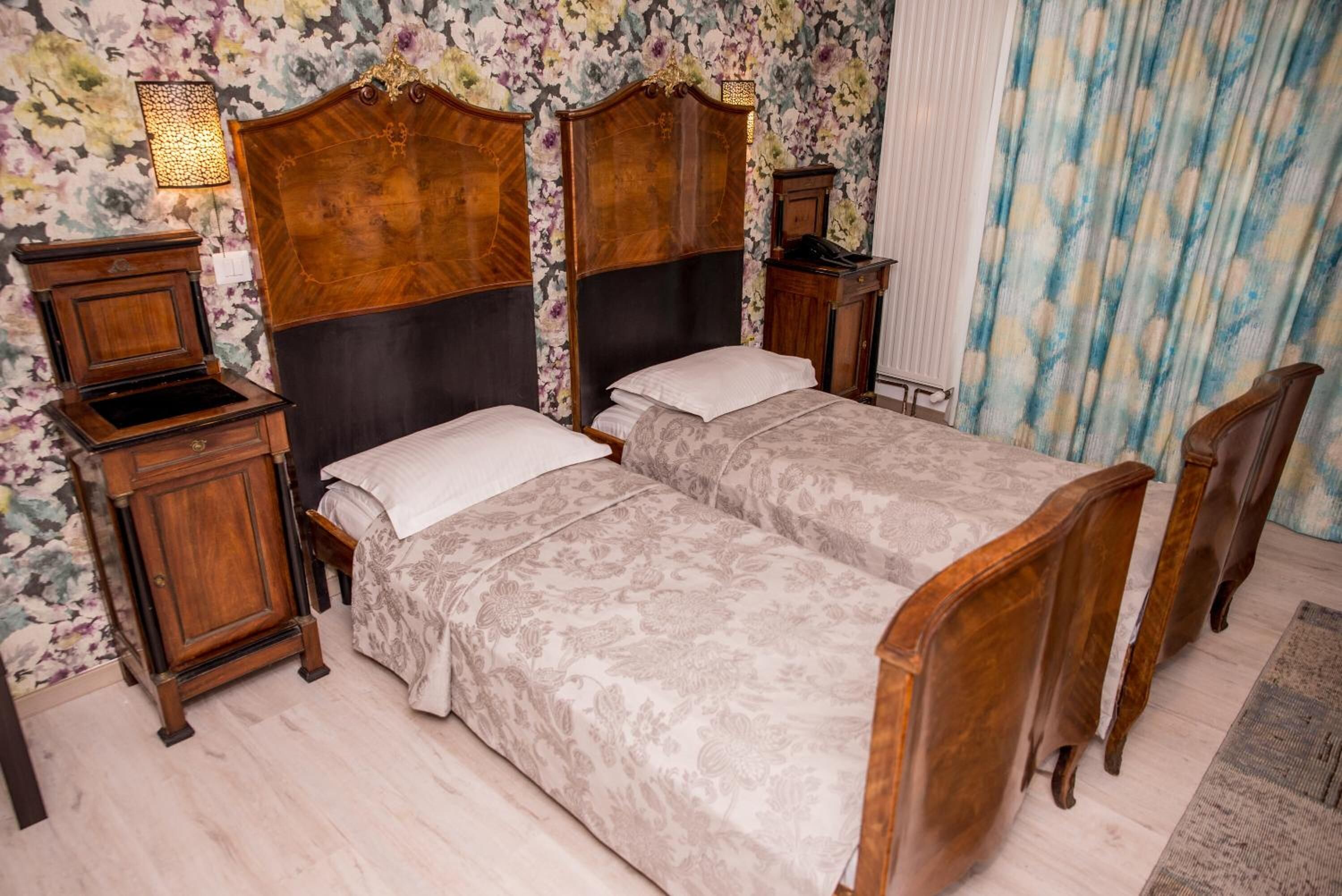 desk, blackout curtains, soundproofing, free wifi