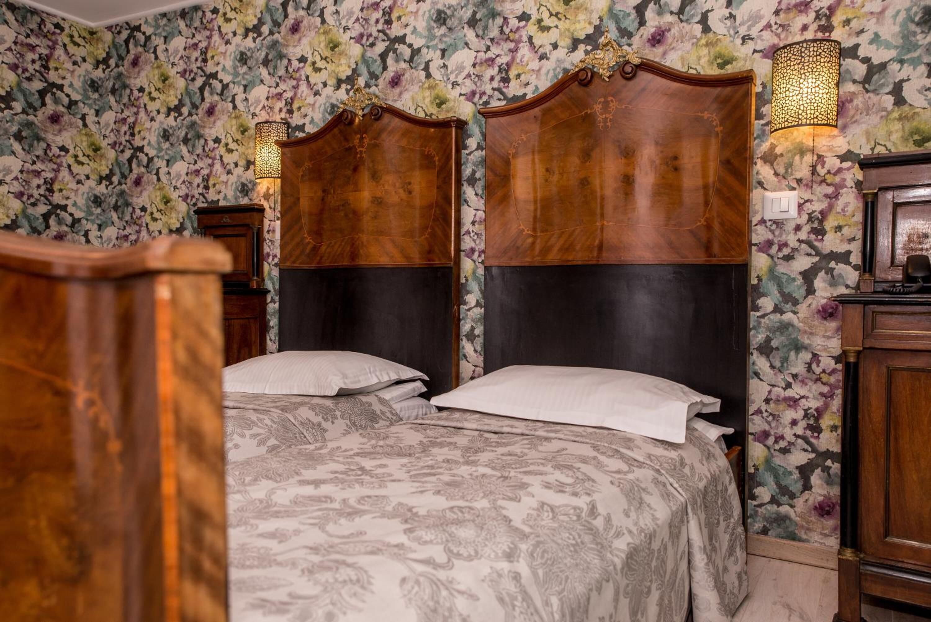 desk, blackout curtains, soundproofing, free wifi