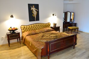 Kamer, 1 twee- of 2 eenpersoonsbedden | Een bureau, verduisterende gordijnen, geluiddichte muren, gratis wifi